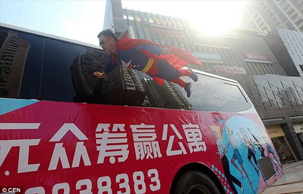 中国にスーパーマンが現れる！　先月には宙に浮く新郎新婦も出現！