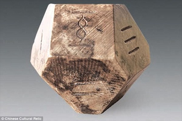 ジュマンジが現実に？　中国で2300年前の墓からボードゲームのサイコロ発見