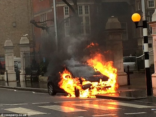 バックトゥーザフューチャーのデロリアン！?　ロンドンの道路に炎のタイヤ痕