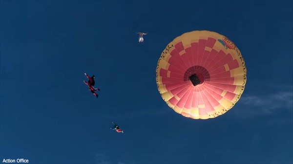 熱気球からパラシュート無しで飛び降りる！　ヤバすぎるクレイジースタント