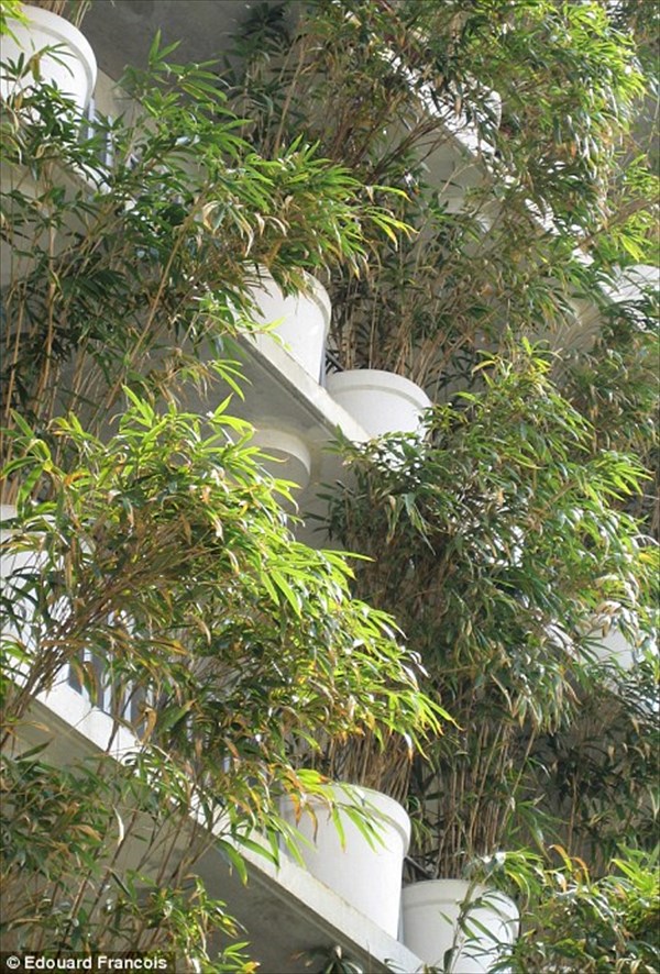 これが本当のコンクリートジャングル？  パリにある植木鉢だらけのマンション