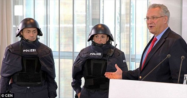 バイエルン警察が新ユニフォームを発表！　ダースベイダーみたいと馬鹿にされる