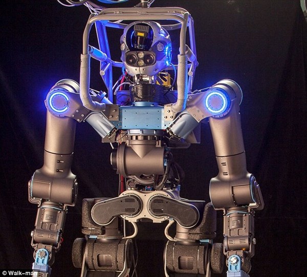 未来の兵士や消防士はロボット？　人間の道具や車まで運転する「ウォークマン」