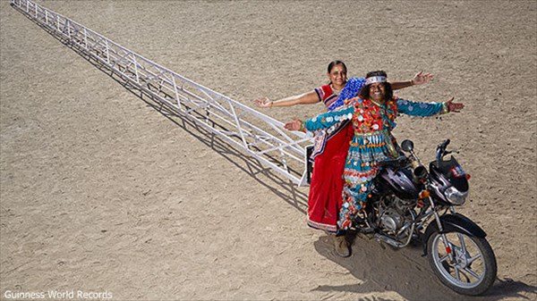 インドの変人発明家が製作した世界最長のバイク　26.29ｍでギネス認定！