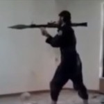 イスラム国(ISIL)の兵士が室内からRPGを発射！　失敗して大惨事に！