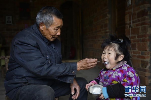 見た目は3歳！　成長が止まってしまった中国の15歳の少女