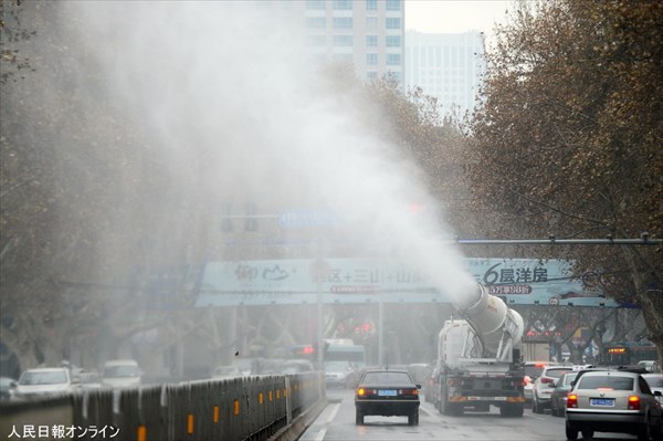 大気汚染の最悪を示す「赤色警報」の中国　新兵器「水大砲」で水をまき始める！