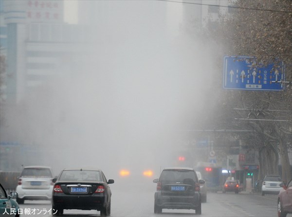 大気汚染の最悪を示す「赤色警報」の中国　新兵器「水大砲」で水をまき始める！