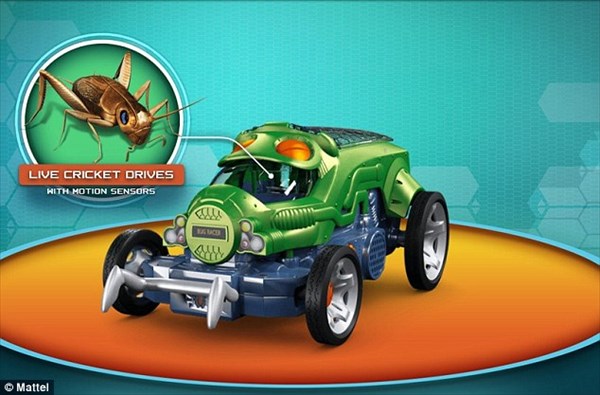 生きたコオロギが操縦をする子供用玩具「バグ・レーサー」発売！