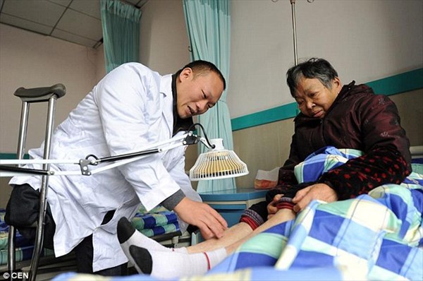 地元で英雄的存在！ 松葉杖で往診をする中国の一本足の医者