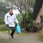 地元で英雄的存在！ 松葉杖で往診をする中国の一本足の医者