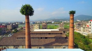 高さ30mの煙突から木が生えた！　煙突の帽子と呼ばれる中国のガジュマルの木
