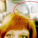宇宙人の幽霊!?　ロシア人女性が飛行機の中で撮影した写真に奇妙な影が写る！