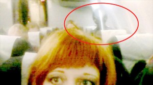 宇宙人の幽霊!?　ロシア人女性が飛行機の中で撮影した写真に奇妙な影が写る！