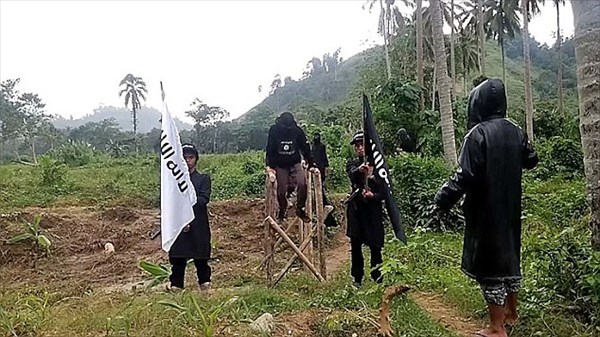 イスラム国がフィリピンに新拠点を設立？　フィリピンで訓練をする兵士映像公開