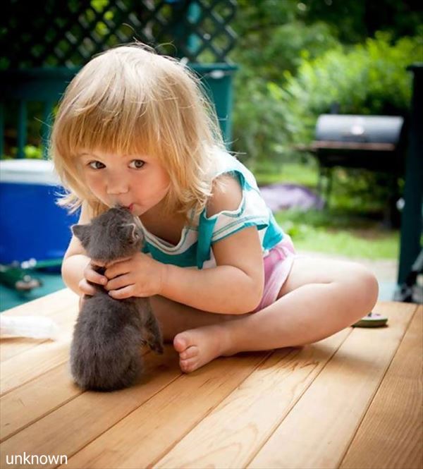 心が癒される！　子供と動物の微笑ましい写真　30選！