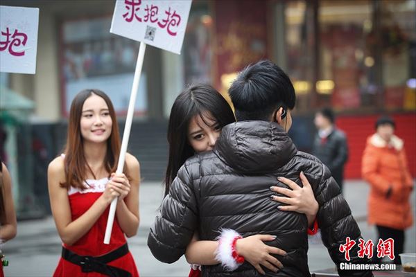 中国の南京で、サンタコスの女性によるハグの無料プレゼントがおこなわれる
