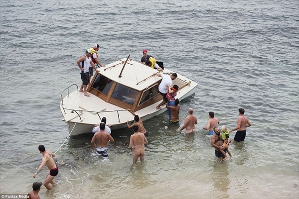ヌーディストビーチにボートが座礁！　救助のために全裸の男たちが集結！！