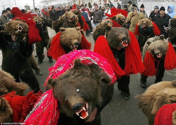 ルーマニア版の獅子舞!?　クマの毛皮を着て街を行進するロマの奇祭