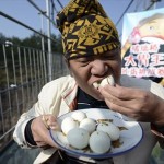 中国の大食い王、ガラスのつり橋の上でゆで卵36個と、大量のミルワームを完食