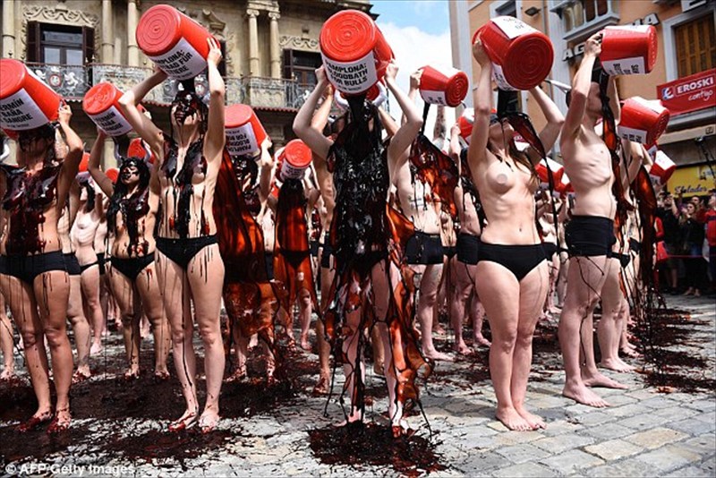 スペインの牛追い祭りにPETAが抗議！半裸の男女が大量の血糊を頭からかぶる