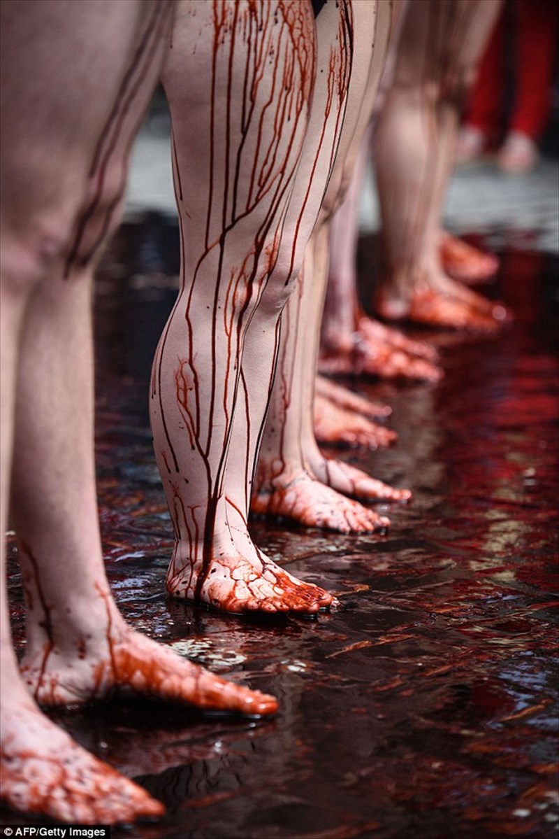 スペインの牛追い祭りにPETAが抗議！半裸の男女が大量の血糊を頭からかぶる