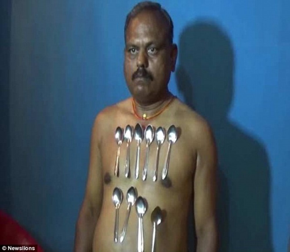 磁気超大国インドの磁石男、体に合計10キロのアイロンをくっつける