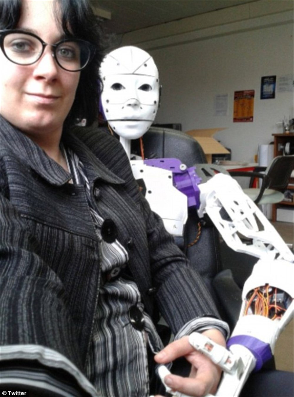 【19歳のころに性的な意味で恋した】3Dプリンター製のロボットと暮らす女性