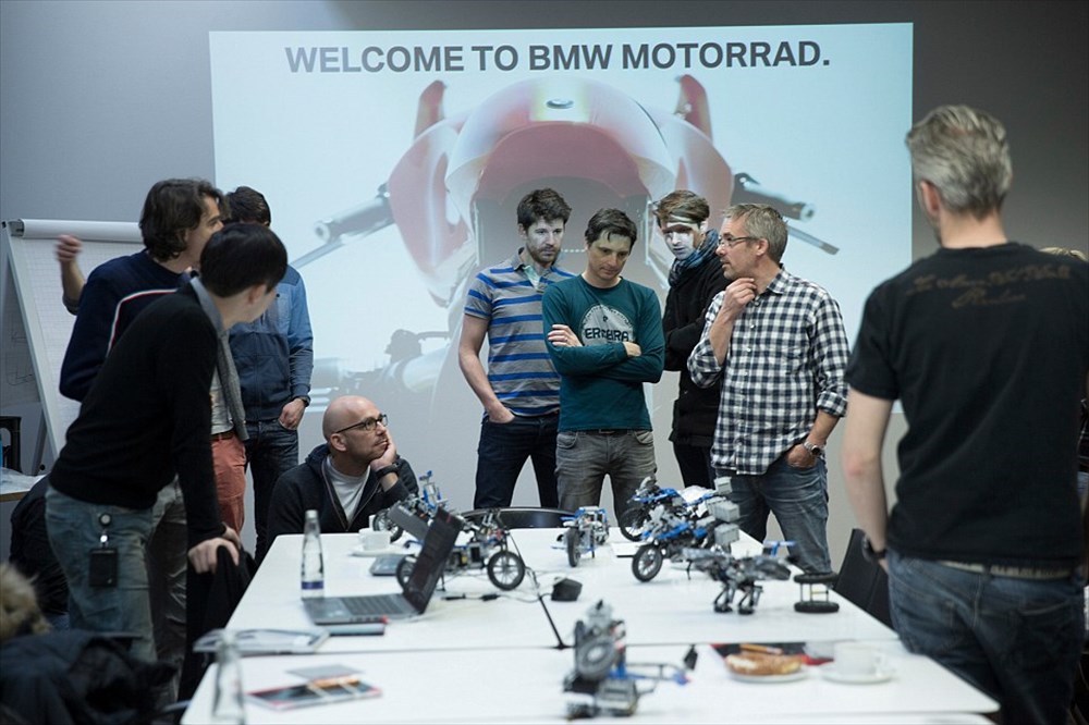 未来のバイクは宙に浮く？ BMWが制作したコンセプトバイク「ホバーライド」