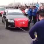中国のカンフーマスター、睾丸にロープを括り付けて自動車7台を引っ張る