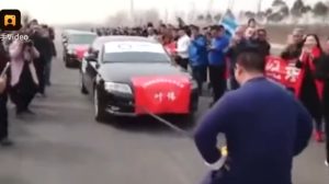 中国のカンフーマスター、睾丸にロープを括り付けて自動車7台を引っ張る