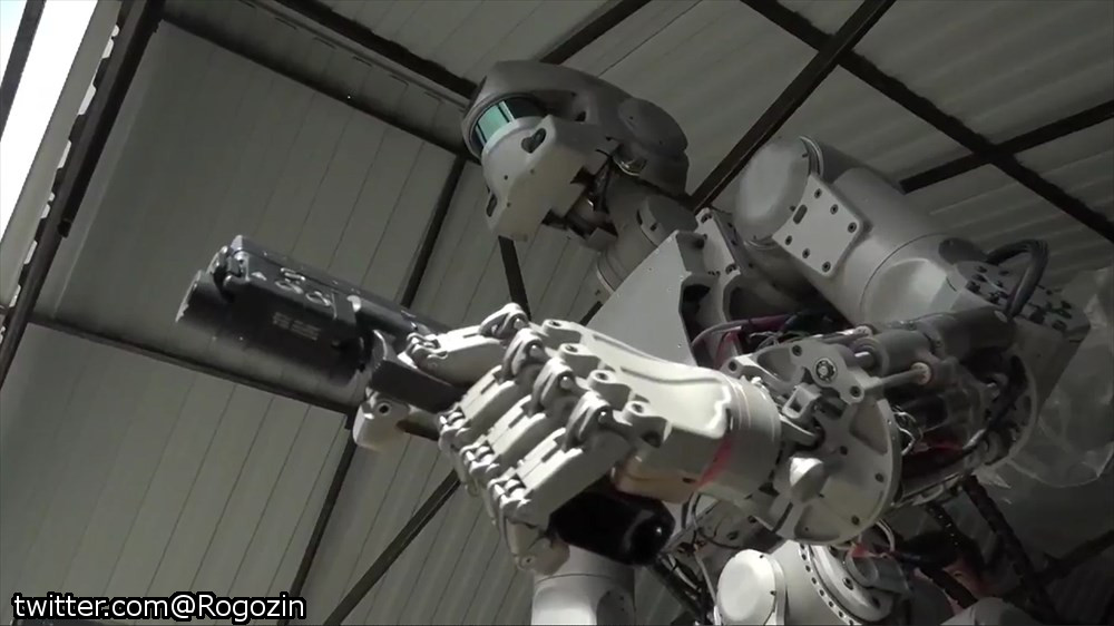 【運転・拳銃も使用可能】ロシアの宇宙用ロボ「FEDOR」がどう見ても戦闘マシーン